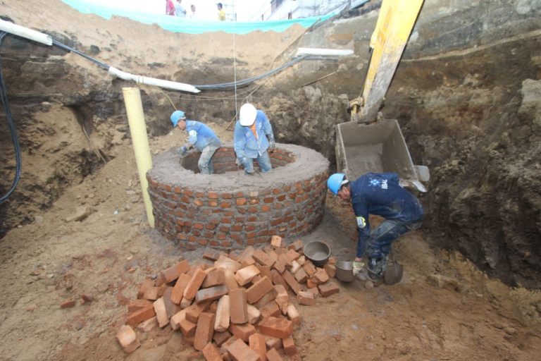Se avanza en la reconstrucción del pozo, de 1.80mt de diámetro por 7 mts de altura en la carrera 4 entre calles 18 y 19