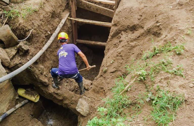 Alcaldía le cumple a comunidad de Los Túneles y repara filtraciones en la vía principal