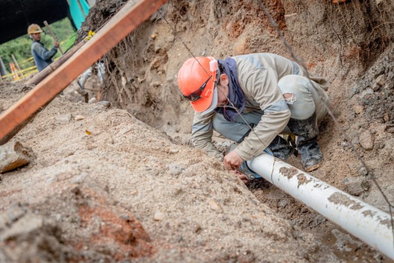 Veinte años después, IBAL activa tubería antigua para mejorar servicio de agua en la comuna Siete