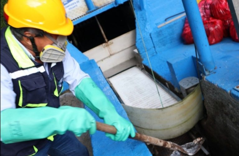 Henry, el operario que hace posible el tratamiento de las aguas residuales