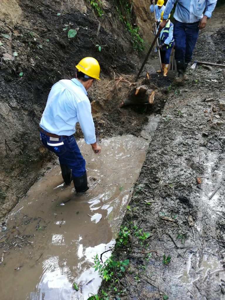 Después de más de 24 horas de trabajo comprometido, personal operativo de la empresa limpió y habilitó canal de Cay, obstruído por árboles, ramas y deslizamientos producidos por las fuertes lluvias registradas la noche del jueves 25 de abril