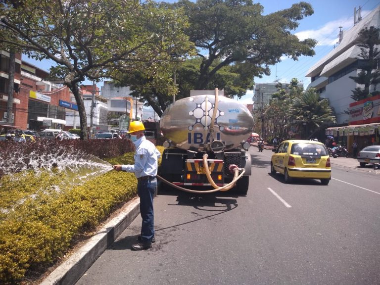 El IBAL, apoya con el riego a las zonas verdes del separador de la 5ta. en Ibagué