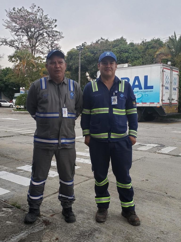 El color del Uniforme del personal encargado de realizar la Gestión Comercial en la ciudad cambió, ahora es gris con franjas fluorescentes