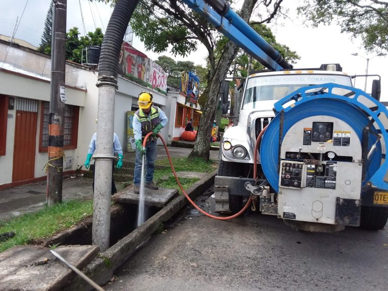 Continuamos con la Limpieza de sumideros, pasacalles y pozos 🚧