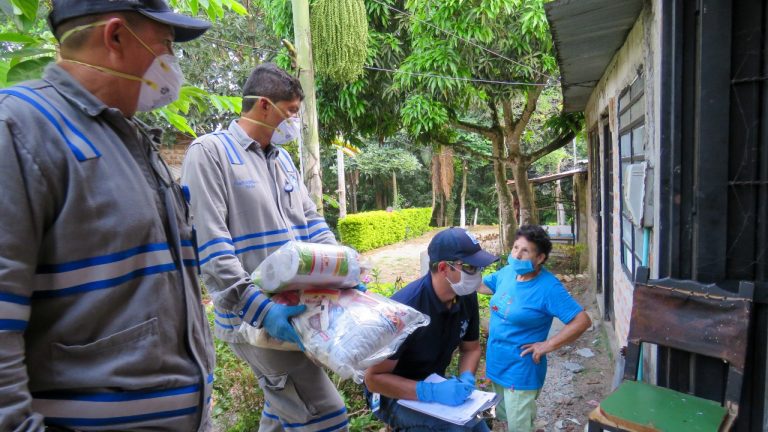 🚨🤝🏻 Continuamos en la comuna 7, entregando los kit por la vida