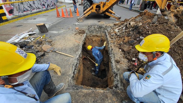 El Ibal, arregla daño en red en la carrera Cuarta entre calles 13 y 14.