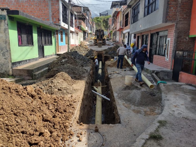 Más de 100 familias ibaguereñas se benefician con obras de modernización de red de alcantarillado.