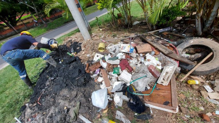 Emergencia por residuos sólidos en el sistema de alcantarillado fue atendida por el IBAL.