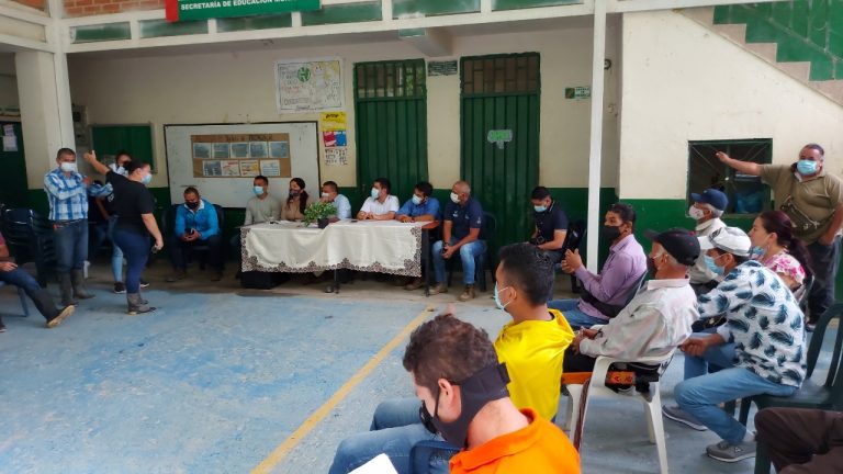 Mesa de trabajo con la comunidad en el sector de túneles ofrece soluciones.