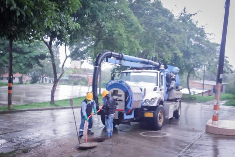 Alcaldía destapó alcantarillas en más de 10 barrios de Ibagué por temporada de lluvias