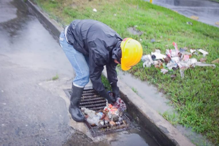 ¡Evitamos emergencias! Limpiamos bocatomas, rejillas y pasacalles en Ibagué