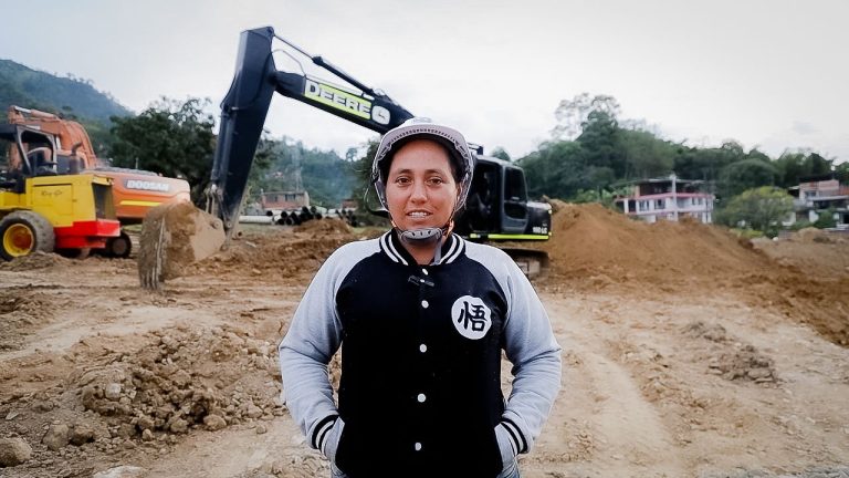 Cindy Lorena, la mamá luchadora que opera maquinaria pesada en la obra de Boquerón