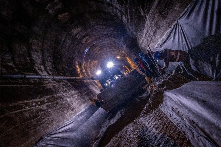 ¡Adiós a las trochas! Alcaldía inició trabajos de pavimentación vial en ´Los Túneles´