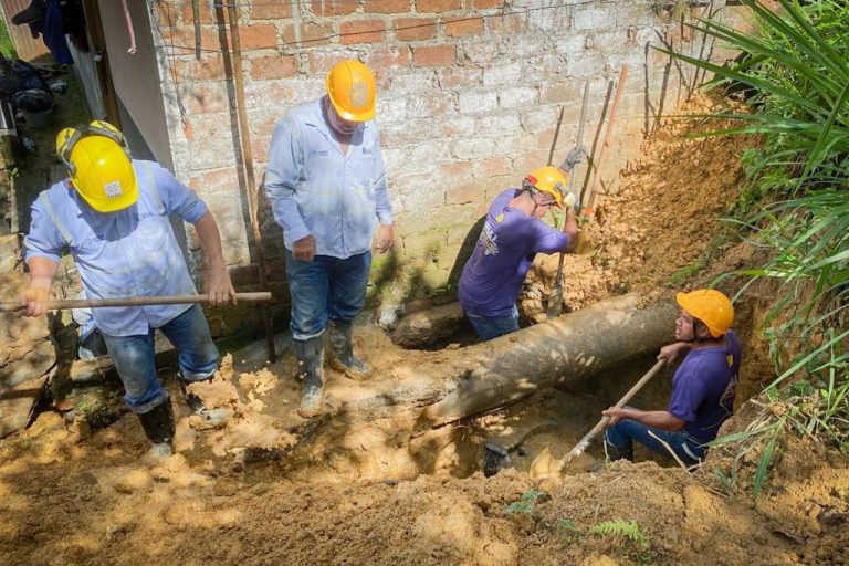 Atendemos daño en la red matriz ubicado en el Tanque Belén- Aurora