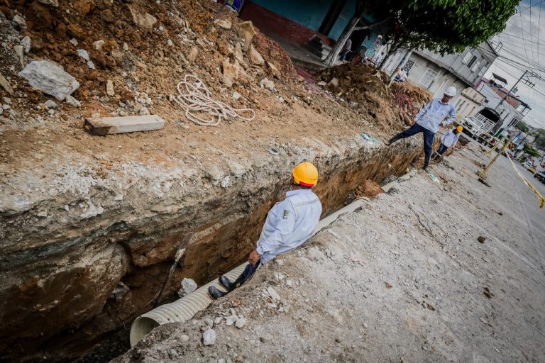 Después de 50 años se modernizan las redes de alcantarillado en barrios de la comuna 10