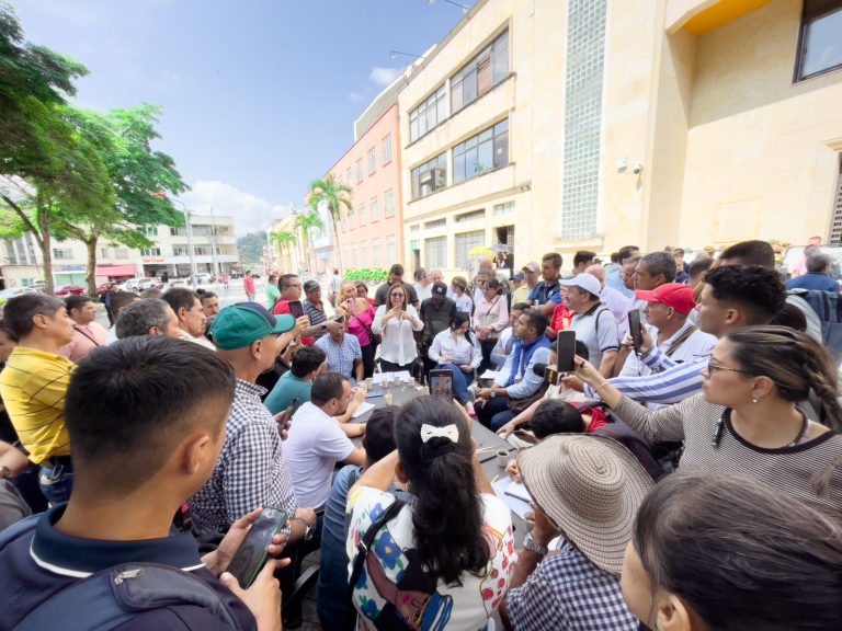 IBAL y habitantes de las comunas 8 y 9 firmaron acuerdos para levantar cierres viales