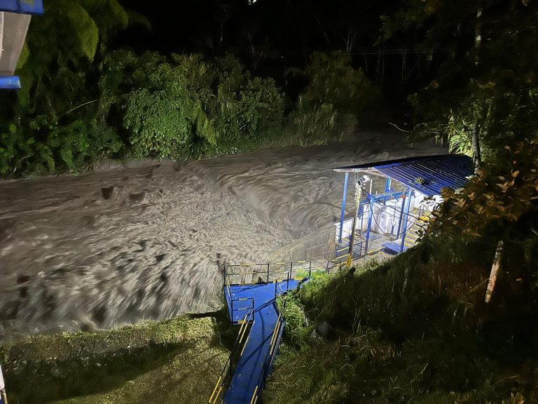 Por crecientes súbitas, IBAL cierra captación del río Combeima