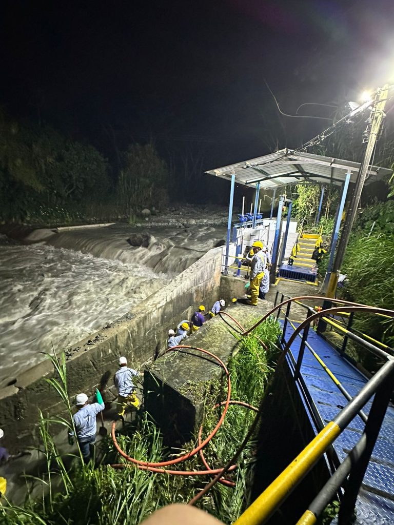 Pese a las adversidades del clima IBAL restableció la captación de agua