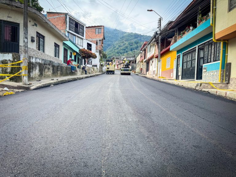 Llegó la pavimentación del Combo 3×1 al barrio Ancón