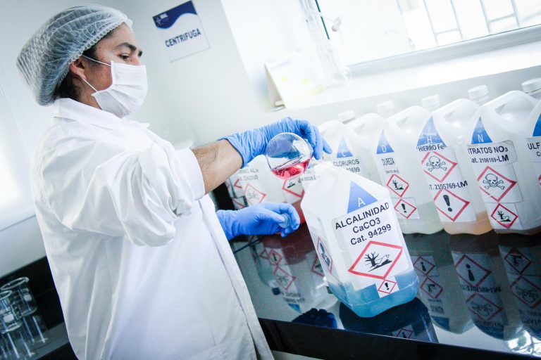 Entérese cómo en laboratorio el IBAL comprueba el 100% de calidad del agua para Ibagué