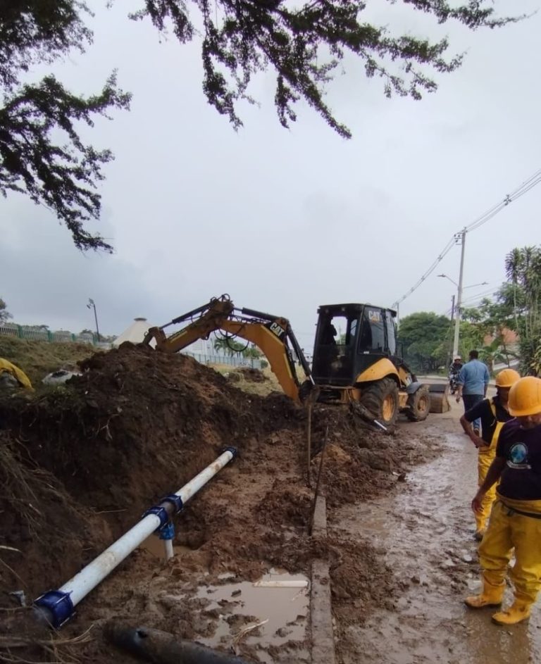 IBAL reparó daño en la red matriz de La Cima y normaliza el servicio en la comuna Ocho