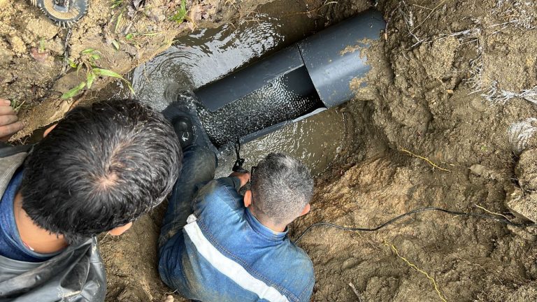 Montecarlo y barrios aledaños, restablecen de manera gradual el servicio de agua en la comuna 7