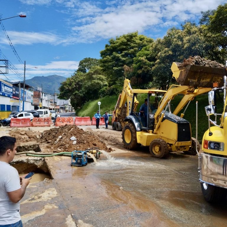 IBAL atiende daño de acueducto en la calle 35 con Av. Ferrocarril