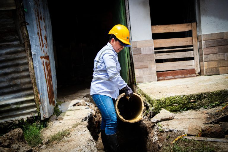 Yenny, una madre que trabaja entre palas, tubos y ladrillos, inspirada por el AMOR