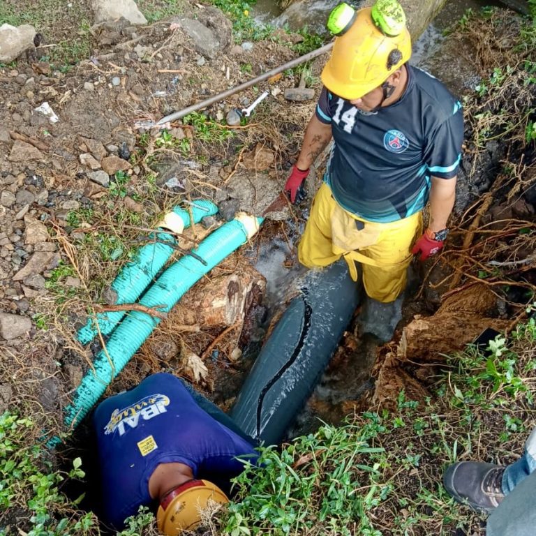 IBAL atiende emergencias en redes de acueducto en Picaleña y Pirámides del Norte