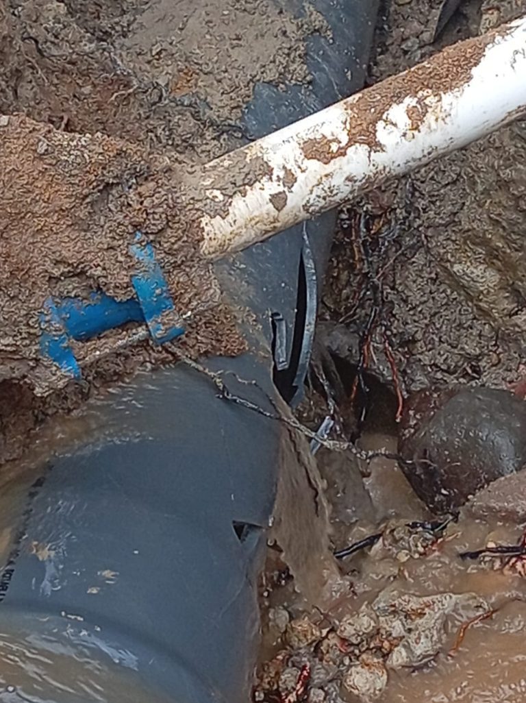 IBAL trabaja para reparar daño en red matriz que afecta el servicio de agua en la comuna Siete